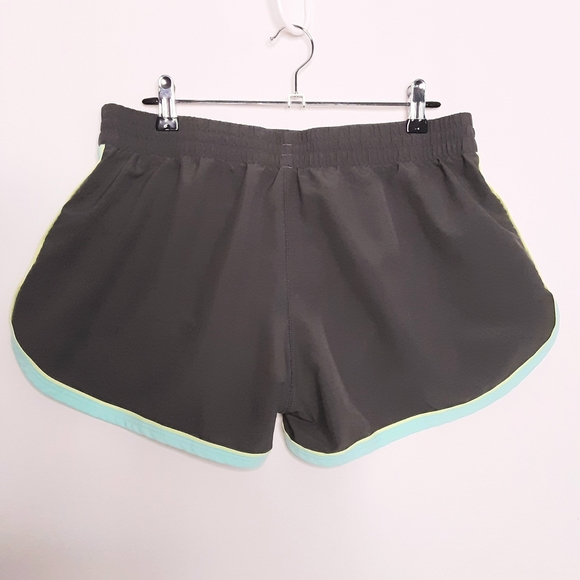 Under Armour Heat Gear Womens Iron Gray/Pistacio Green Running Shorts Size Med - Picture 3 of 6